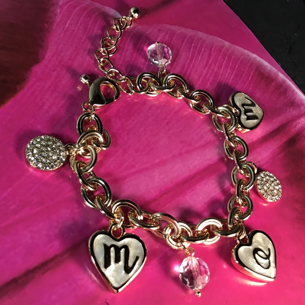 Very Nice Mom Charm Bracelet 7 Charms Length 8-10 Inches